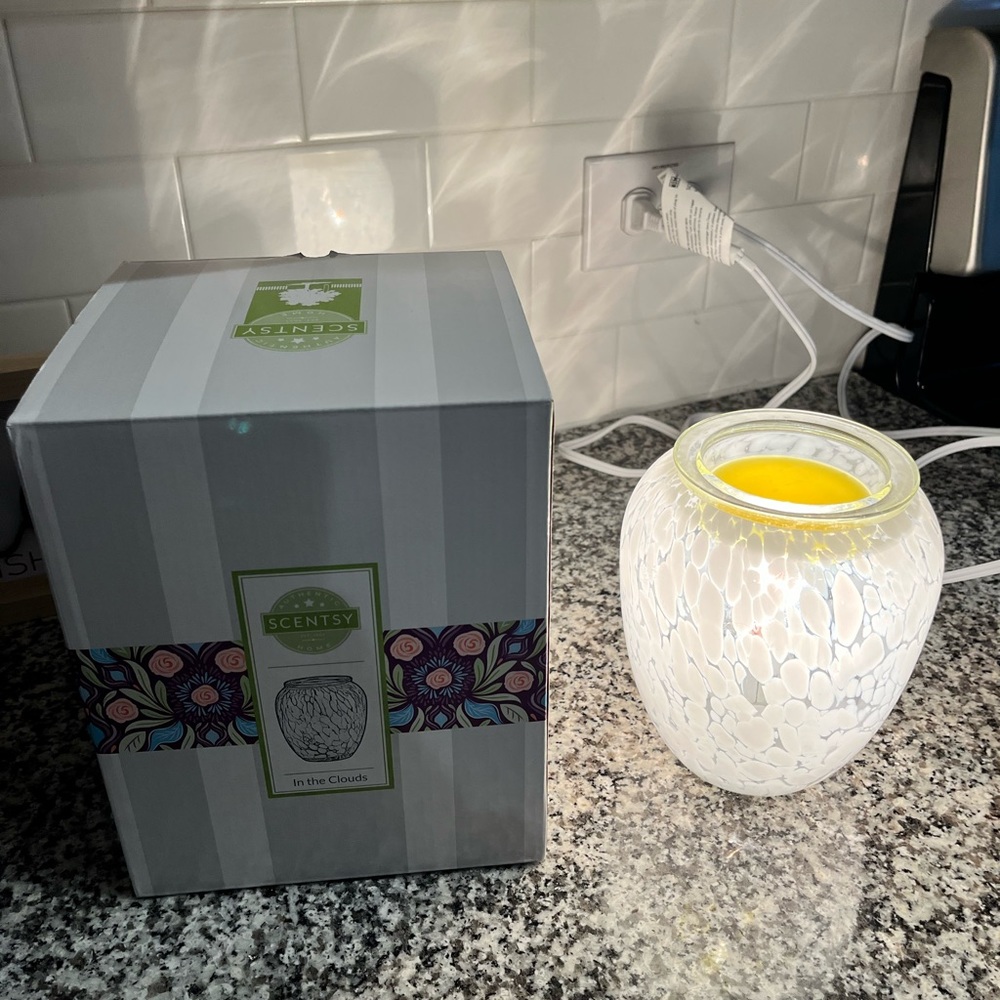 Scentsy White and Yellow Warmer